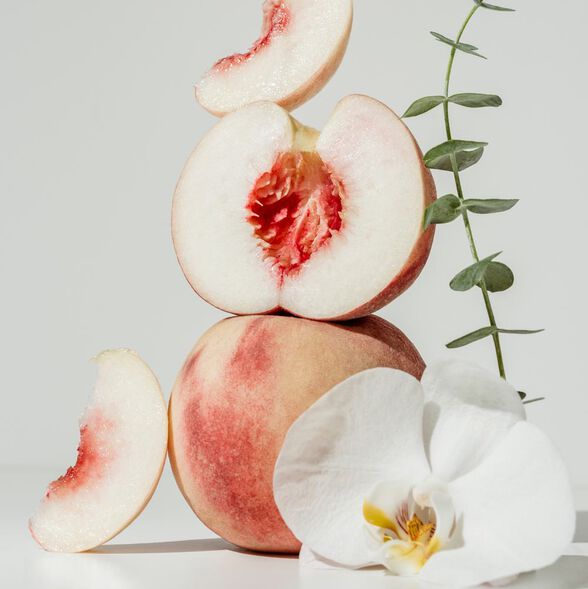 Sliced peaches and a bloomed gardenia