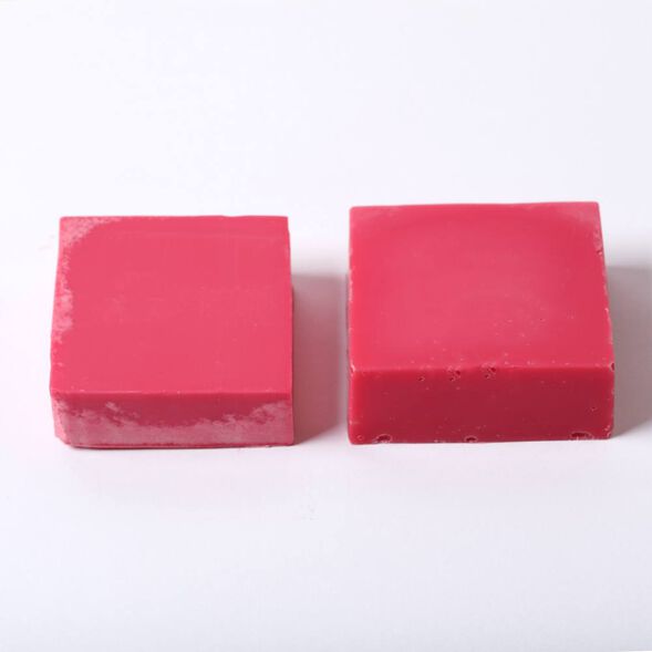 Example of mica in gelled cold process soap on the right and ungelled on the left.