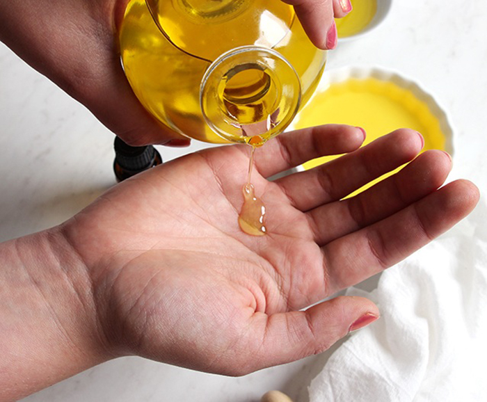 pouring massage oil | bramble berry
