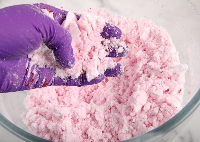 mixing essential oils into bath bombs | bramble berry