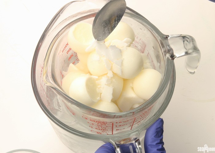 art0073
add milk to soap adding lye