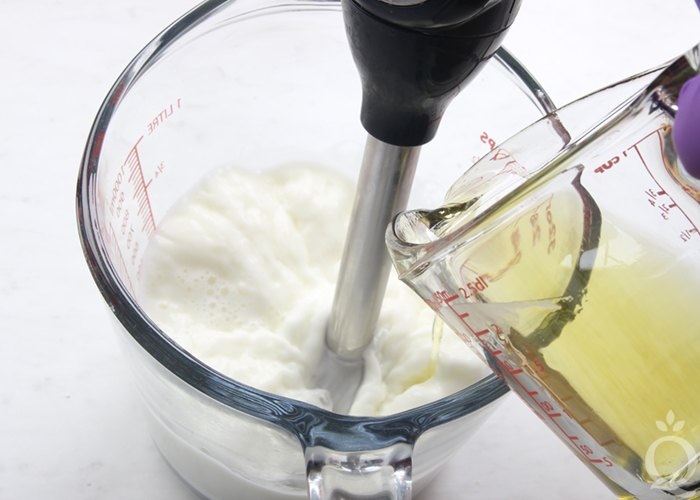 Mixing lotion to form an emulsion